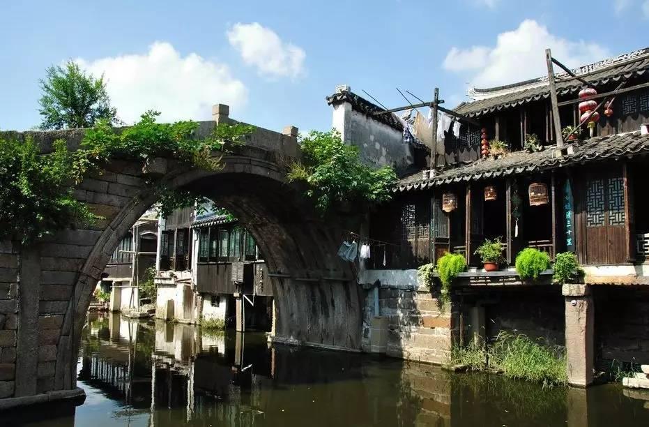 跑进西湖群山 画出“中国龙”